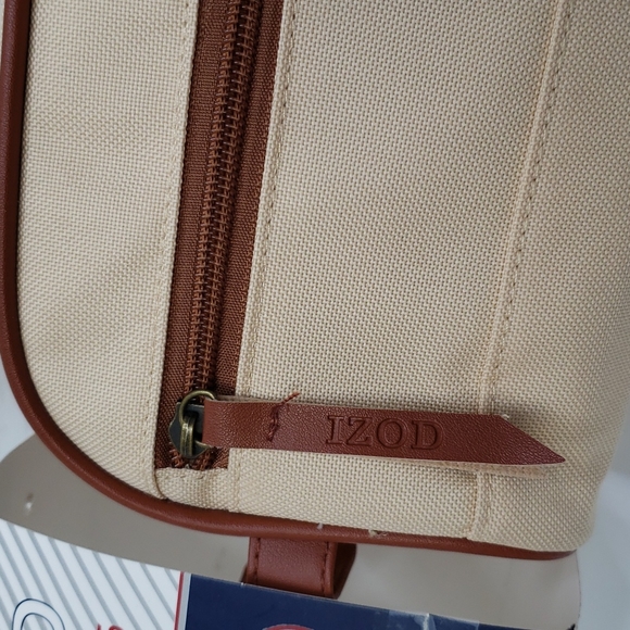 IZOD TRAVE TOILETRY BAG, INCLUDES BODY WASH, WET NAPKINS, BODY SCRUB - Picture 3 of 9